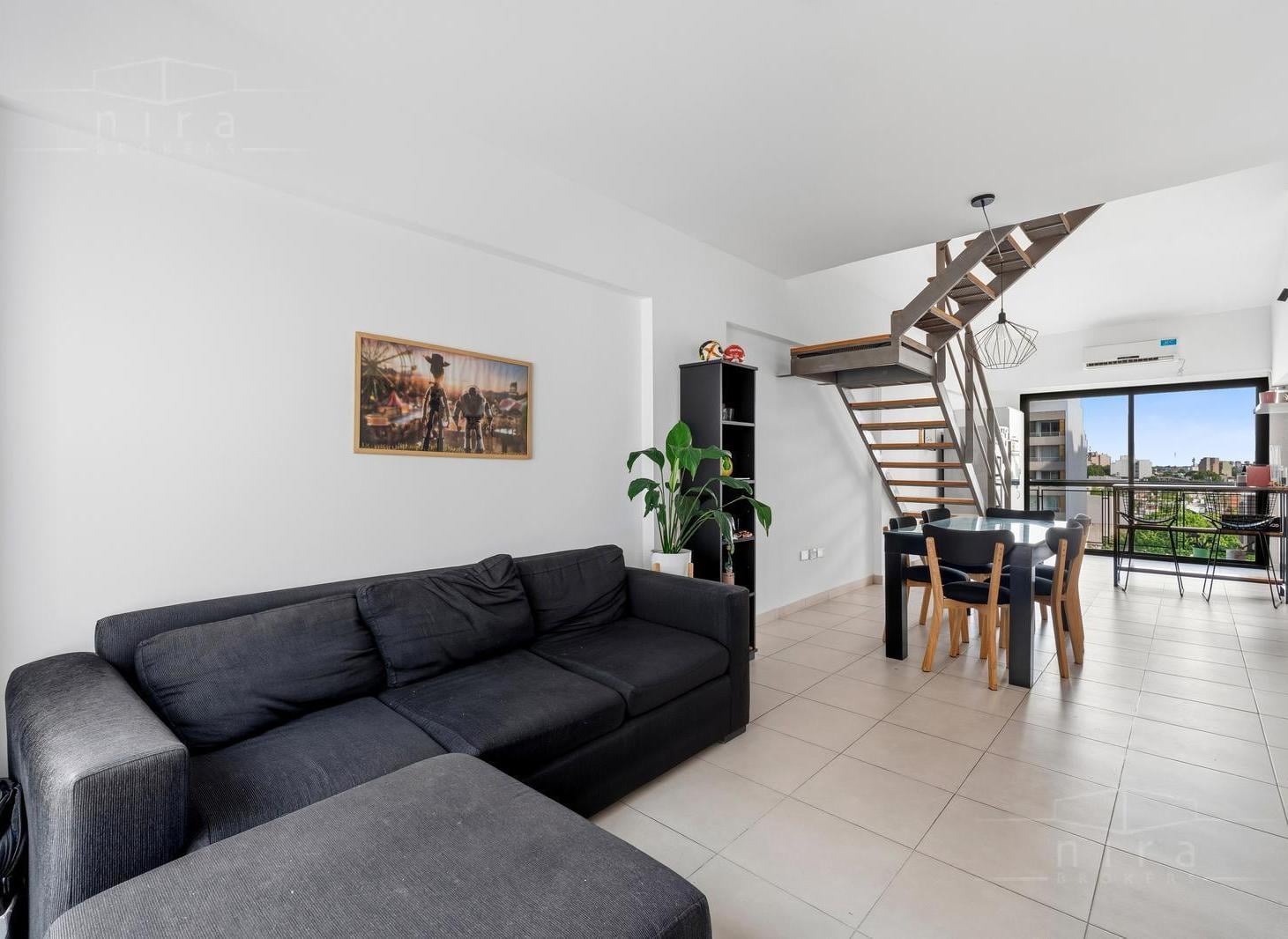 Foto de Loft luminoso con balcón y gran altura – En excelente estado, imagen 2