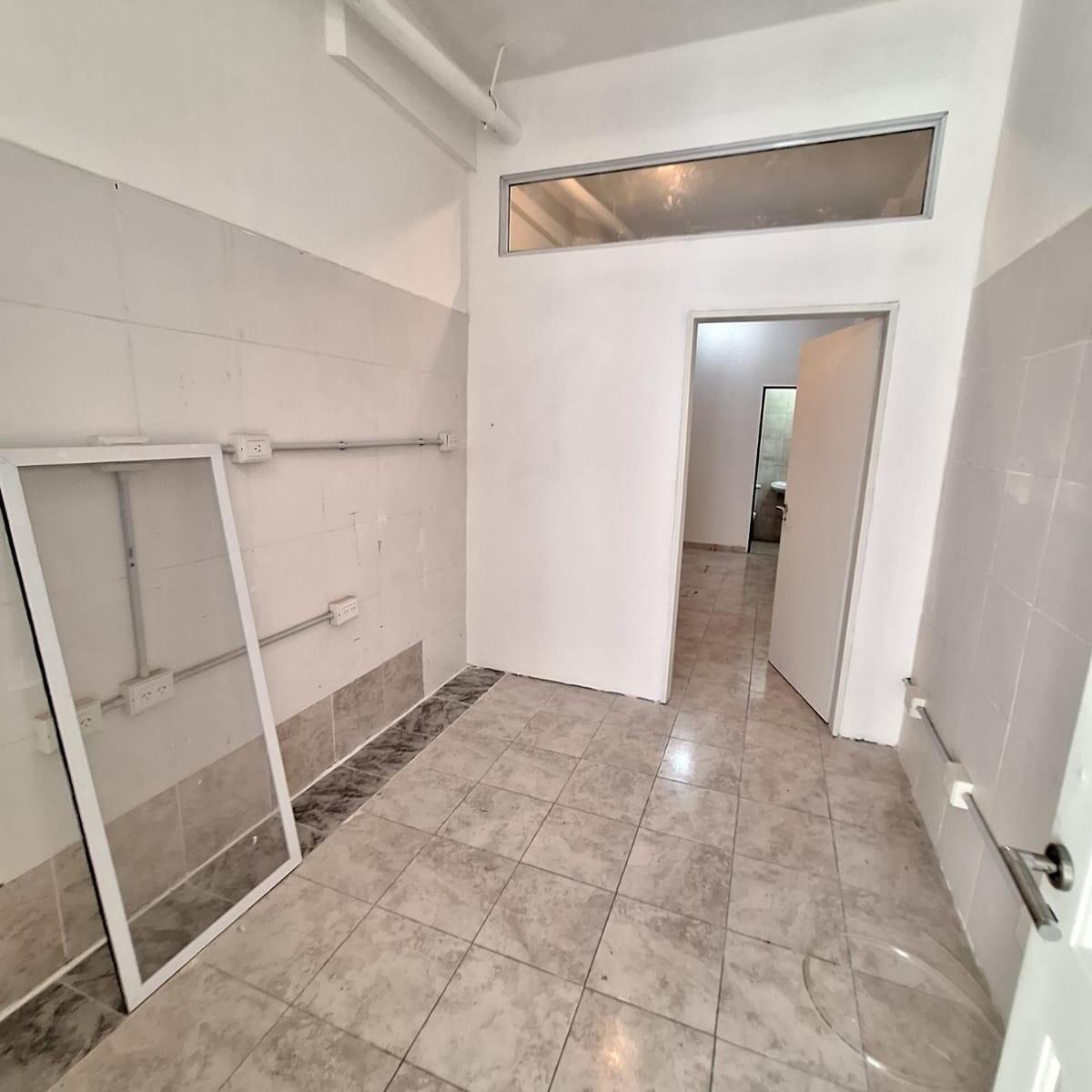Local (45 m 2) C/2 Baños, Cocina, Apto Profesional Pb Al Fte Entrada Independiente 4