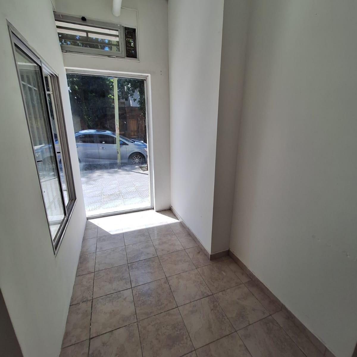 Local (45 m 2) C/2 Baños, Cocina, Apto Profesional Pb Al Fte Entrada Independiente 3