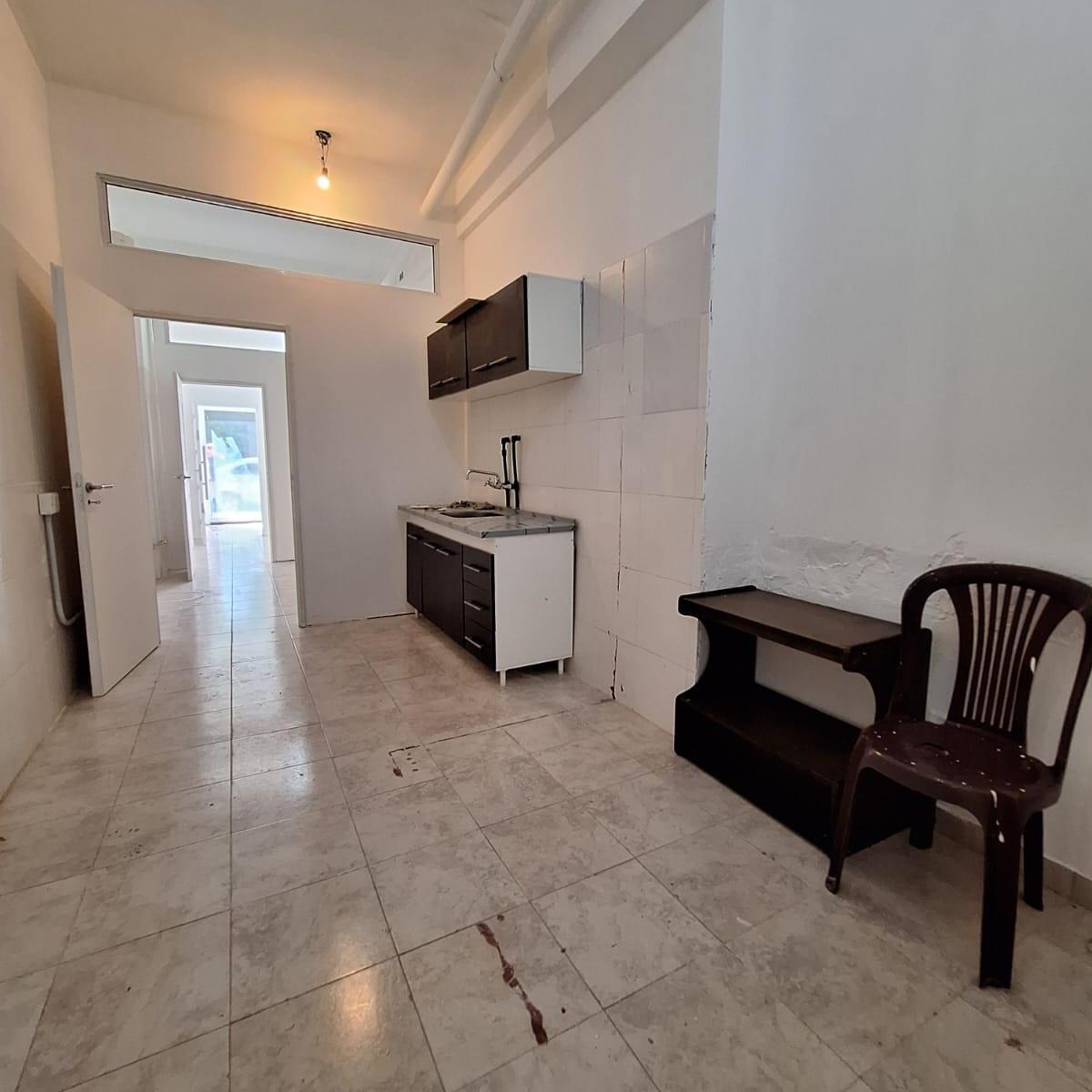 Local (45 m 2) C/2 Baños, Cocina, Apto Profesional Pb Al Fte Entrada Independiente 1