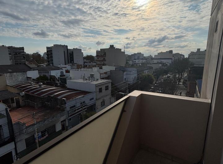 Moderno monoambiente al frente con balcón 1