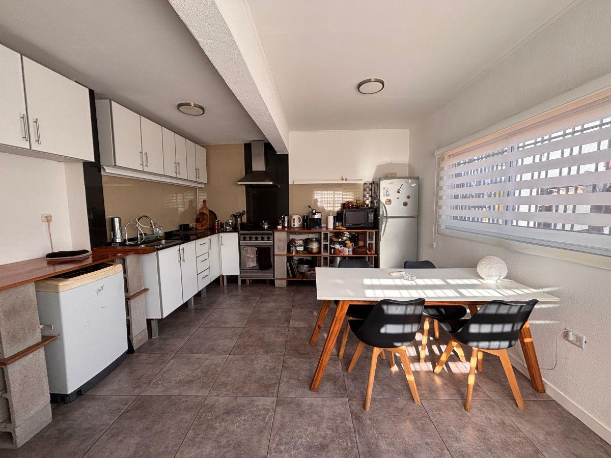 CASA SOBRE LOTE PROPIO | 6 AMBIENTES | 4 DORMITORIOS | 2 COCHERAS | PATIO + TERRAZA