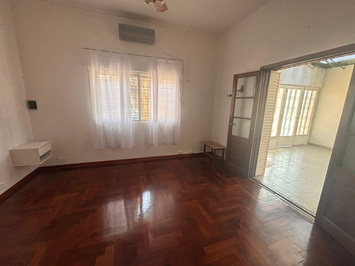 Foto de hermosa casa GRAN POTENCIAL lote propio, toda PB, fondo, imagen 2