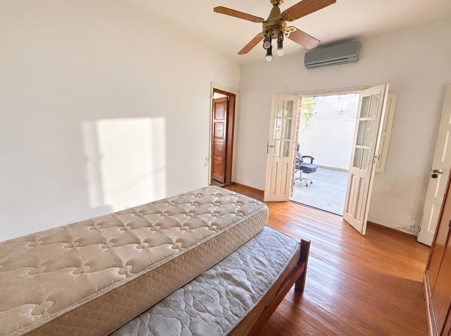 Foto de hermosa casa GRAN POTENCIAL lote propio, toda PB, fondo, imagen 3