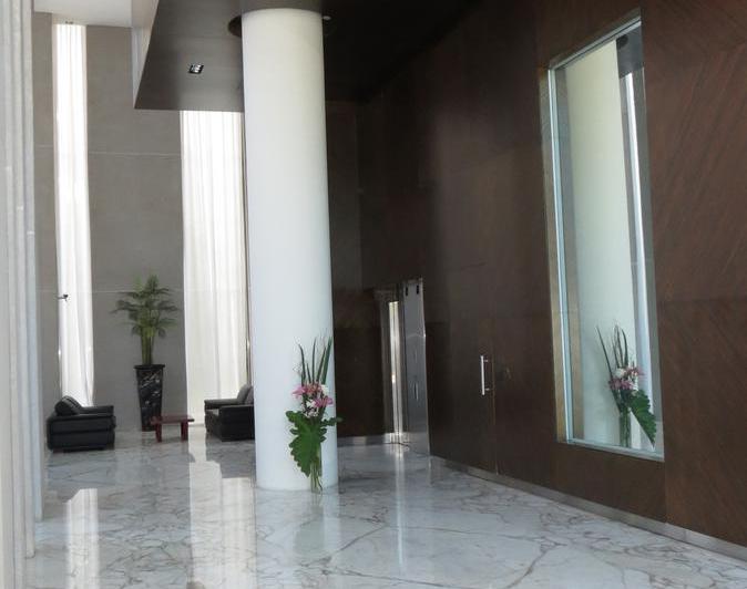 Importante departamento amoblado de categoría. 3 suites. 3 cocheras. Inmejorable vista. Máxima categ 1