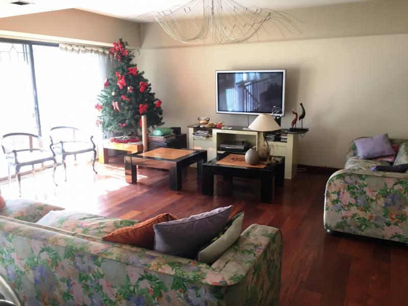 Venta Casa con Jardín, Pileta, Quincho, Parrilla 3 Plantas, 4 Cocheras Parque Chacabuco 3