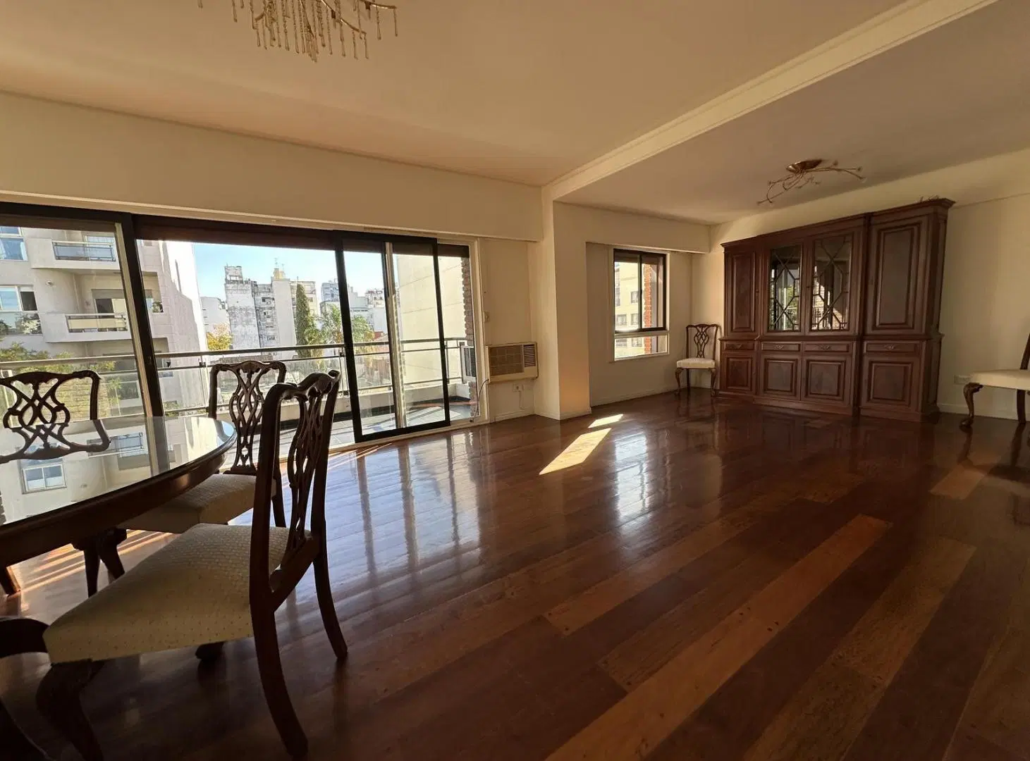 Departamento en venta de 4 ambientes mas dependencia, 2 cocheras, baulera. Apto crédito. 8