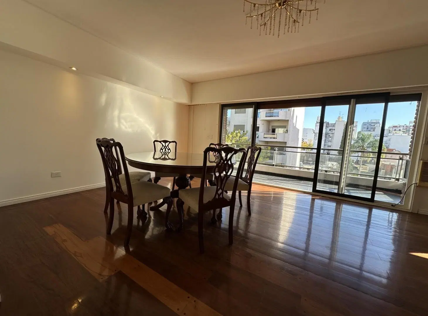 Departamento en venta de 4 ambientes mas dependencia, 2 cocheras, baulera. Apto crédito. 4