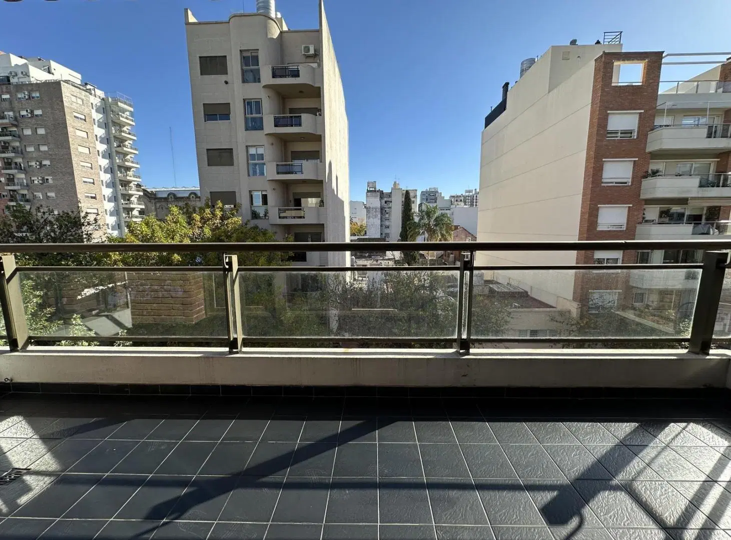 Departamento en venta de 4 ambientes mas dependencia, 2 cocheras, baulera. Apto crédito. 5