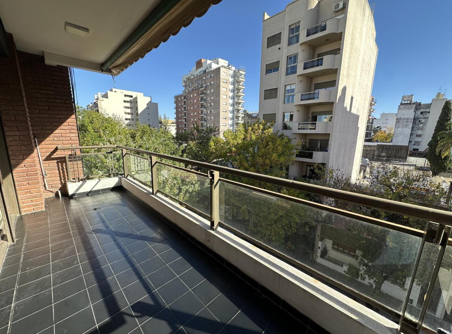 Foto de Departamento en venta de 4 ambientes mas dependencia, 2 cocheras, imagen 1