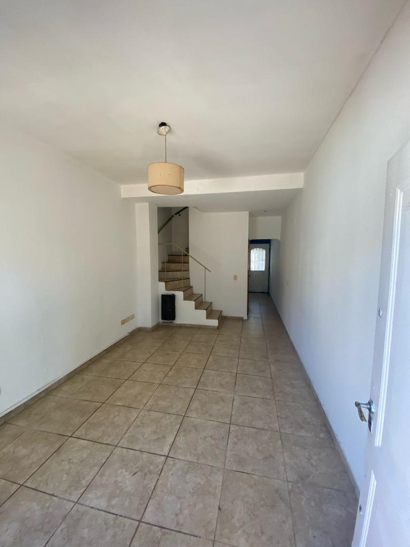 Venta de Triplex con Cochera y Patio en San Miguel 3