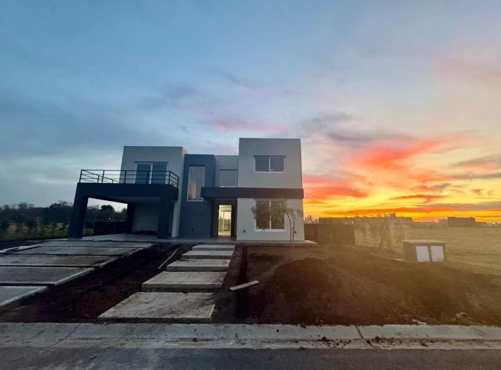 VENTA DE CASA A ESTRENAR EN BARRIO CERRADO VILLAGE JOVEN 3
