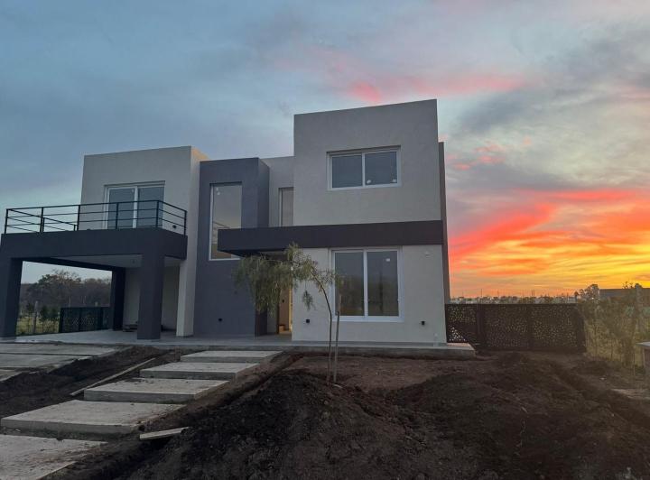 VENTA DE CASA A ESTRENAR EN BARRIO CERRADO VILLAGE JOVEN 1