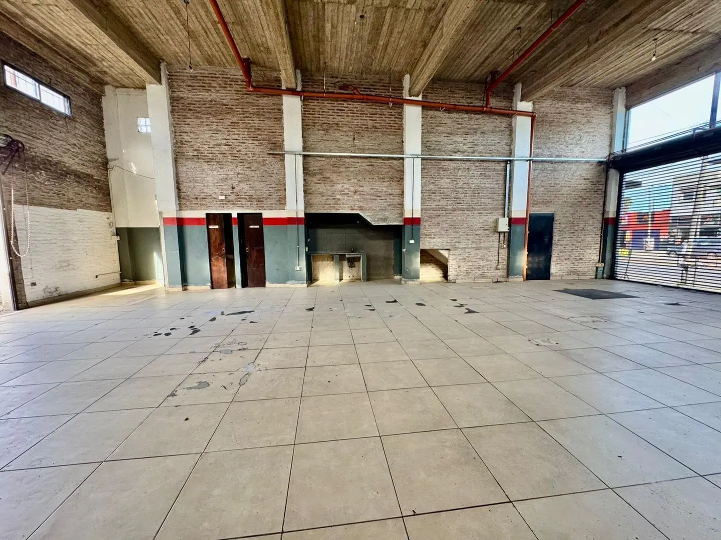 VENTA DE LOCAL + DTOS EN SAN MIGUEL, SOBRE AV. PTE PERÓN 2