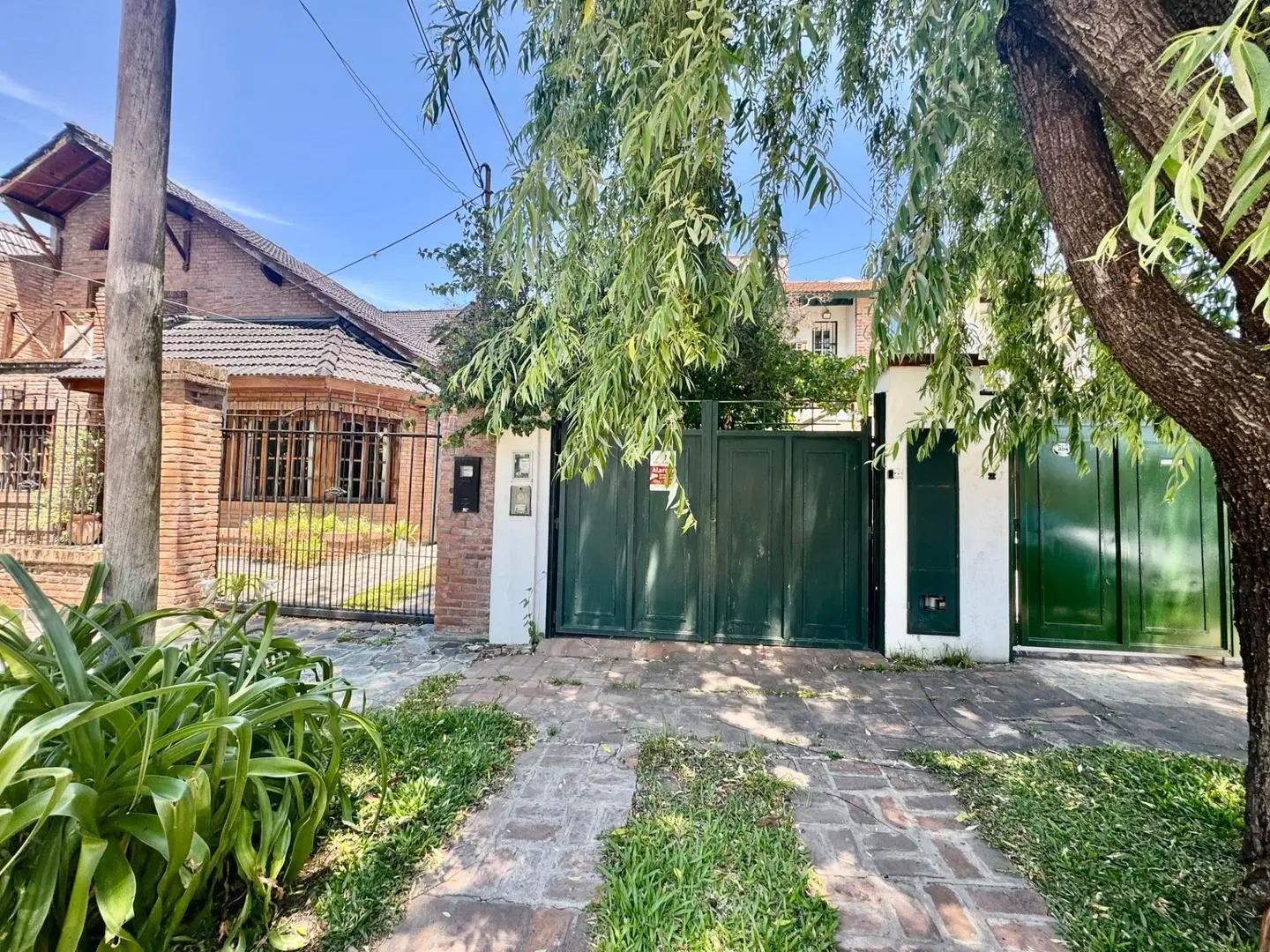VENTA DE TRIPLEX EN BELLA VISTA CON JARDÍN APTA CRÉDITO 1