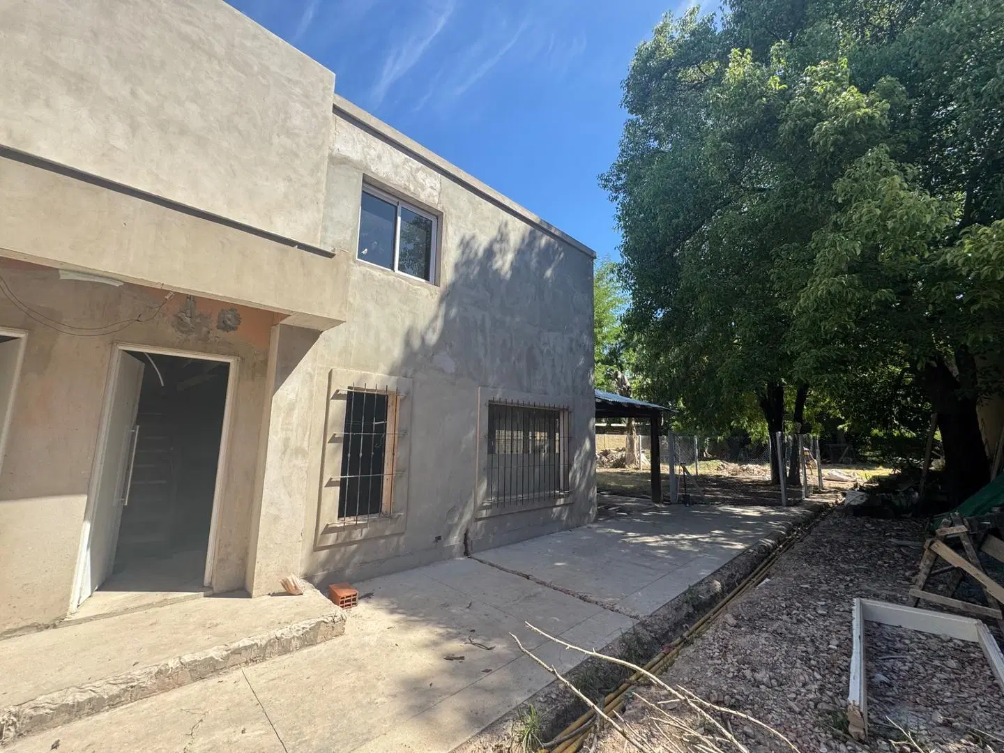 VENTA DE CASA 4 AMBIENTES EN BARRIO CERRADO CON PORTÓN MUÑIZ 5