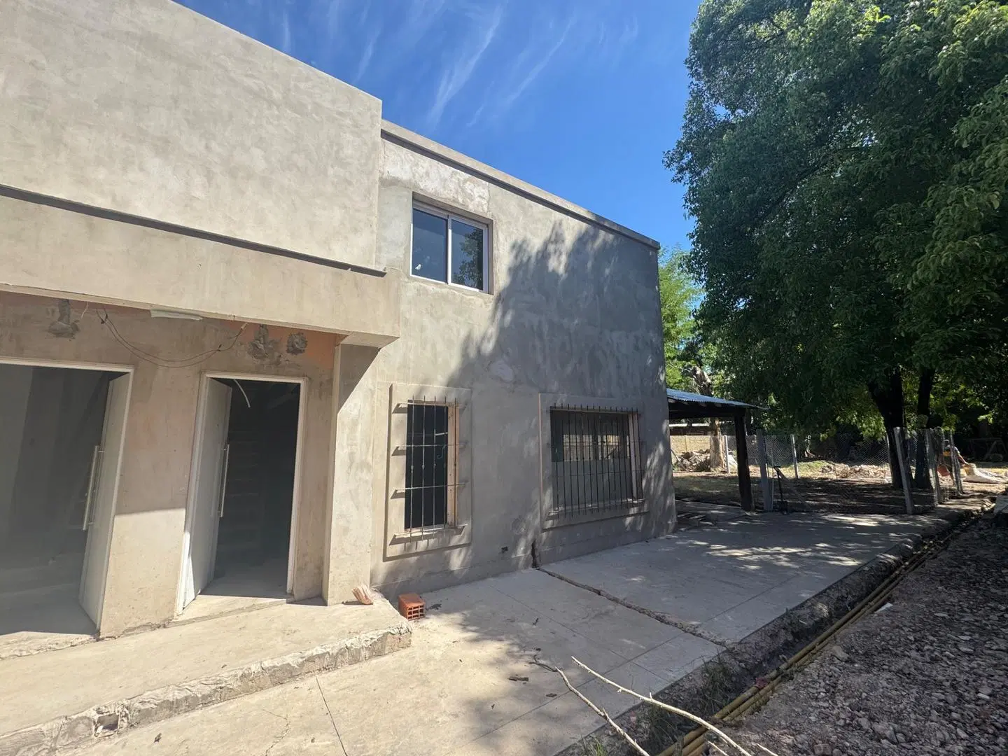 VENTA DE CASA 4 AMBIENTES EN BARRIO CERRADO CON PORTÓN MUÑIZ 3