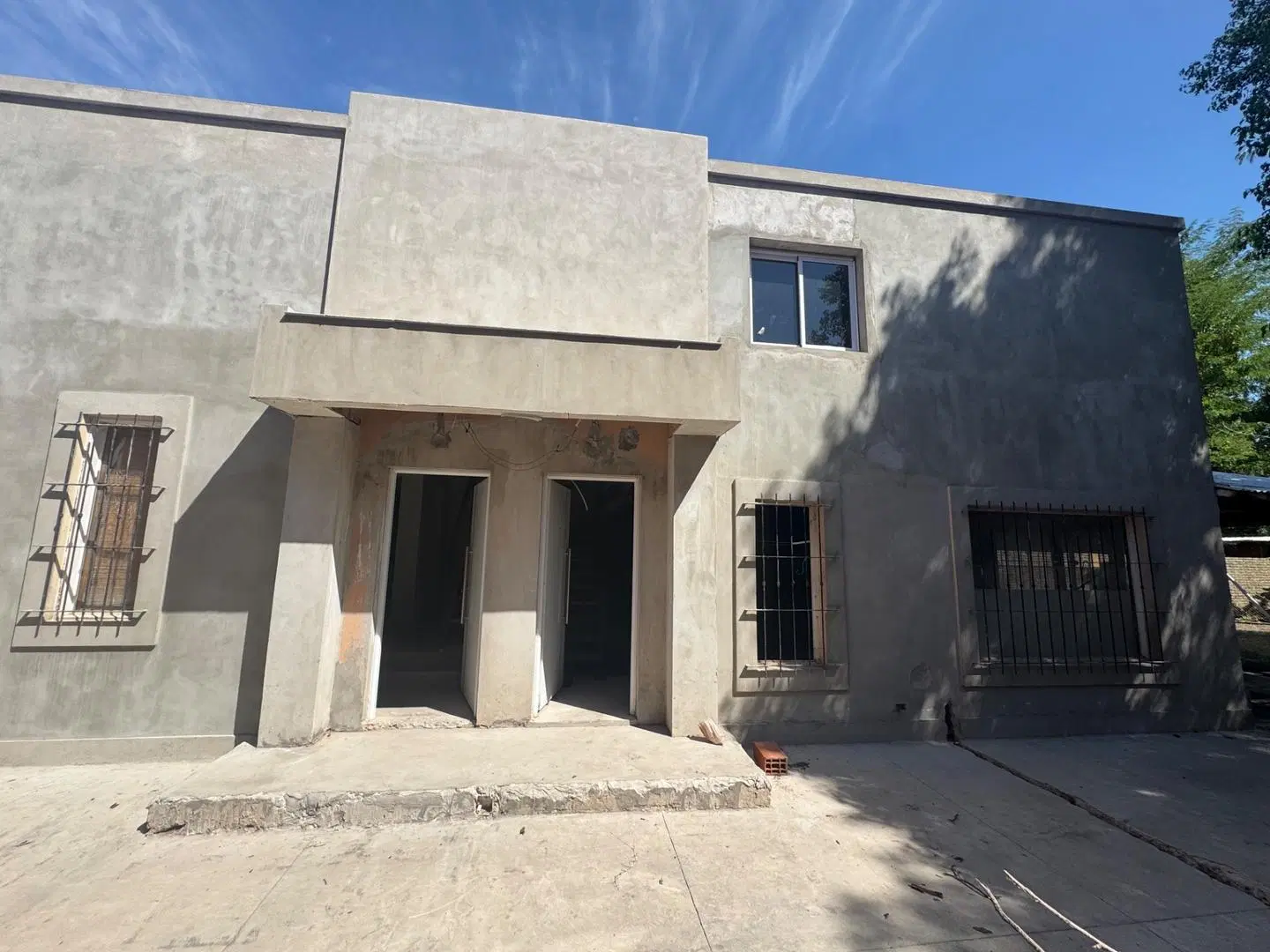 VENTA DE CASA 4 AMBIENTES EN BARRIO CERRADO CON PORTÓN MUÑIZ 1