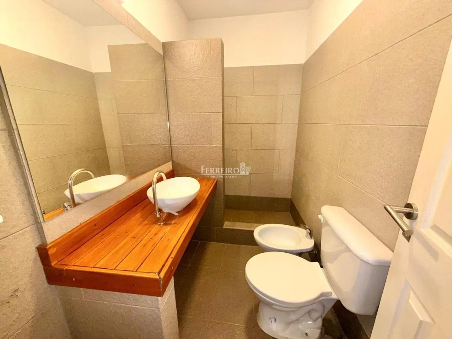 VENTA DEPARTAMENTO CON PATIO Y COCHERA EN COMPLEJO CERRADO 2