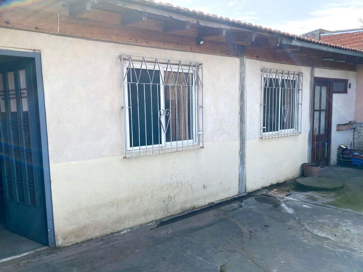 Venta de Dos Casas 6 Ambientes y Local. Jose C Paz 2