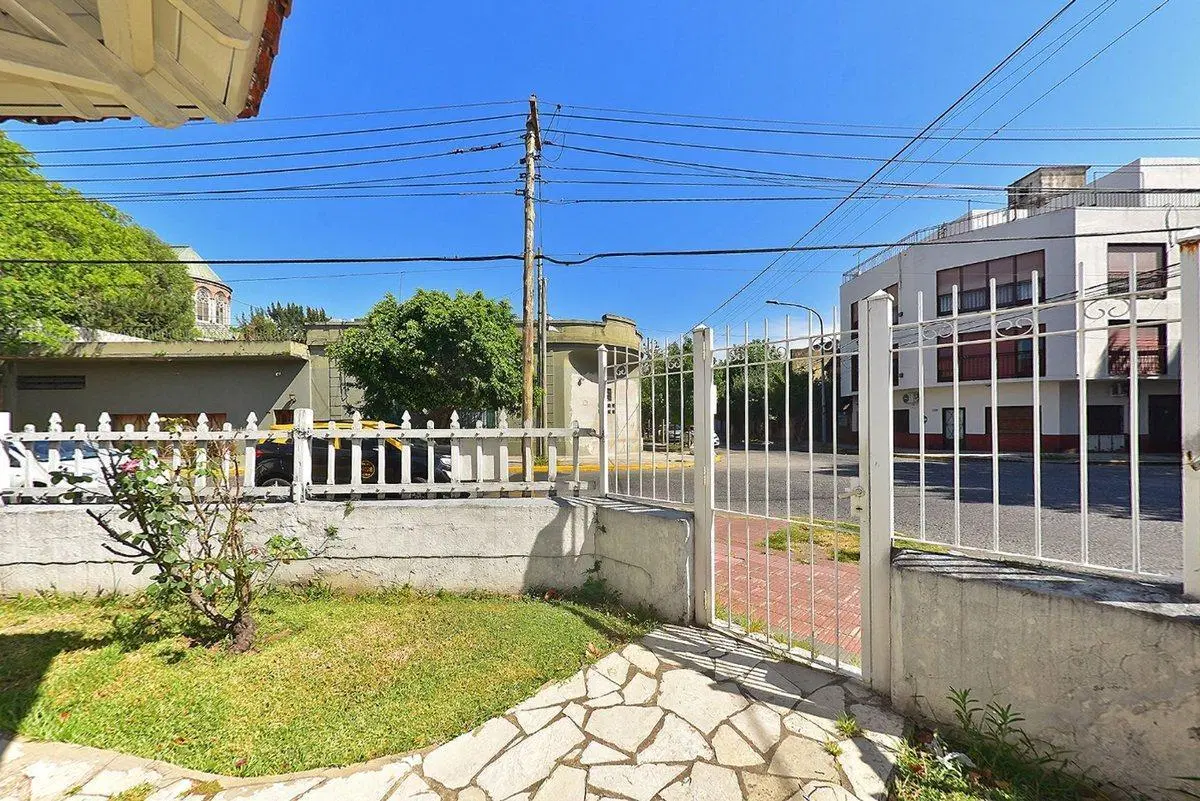 VENTA CASA 6 AMB ESQUINA C COCHERA SANTOS LUGARES 4