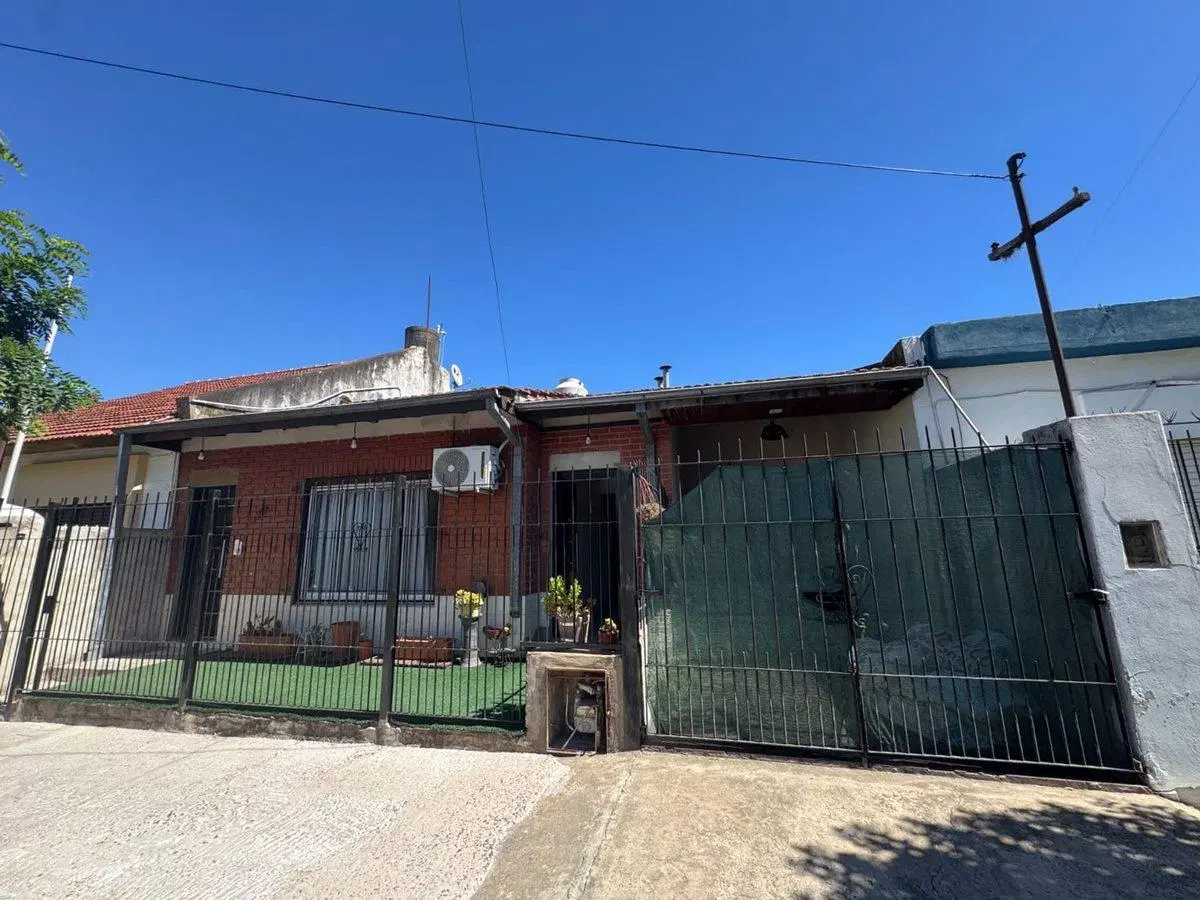 VENTA CASA CON 2 DEPARTAMENTOS EN BELLA VISTA 5