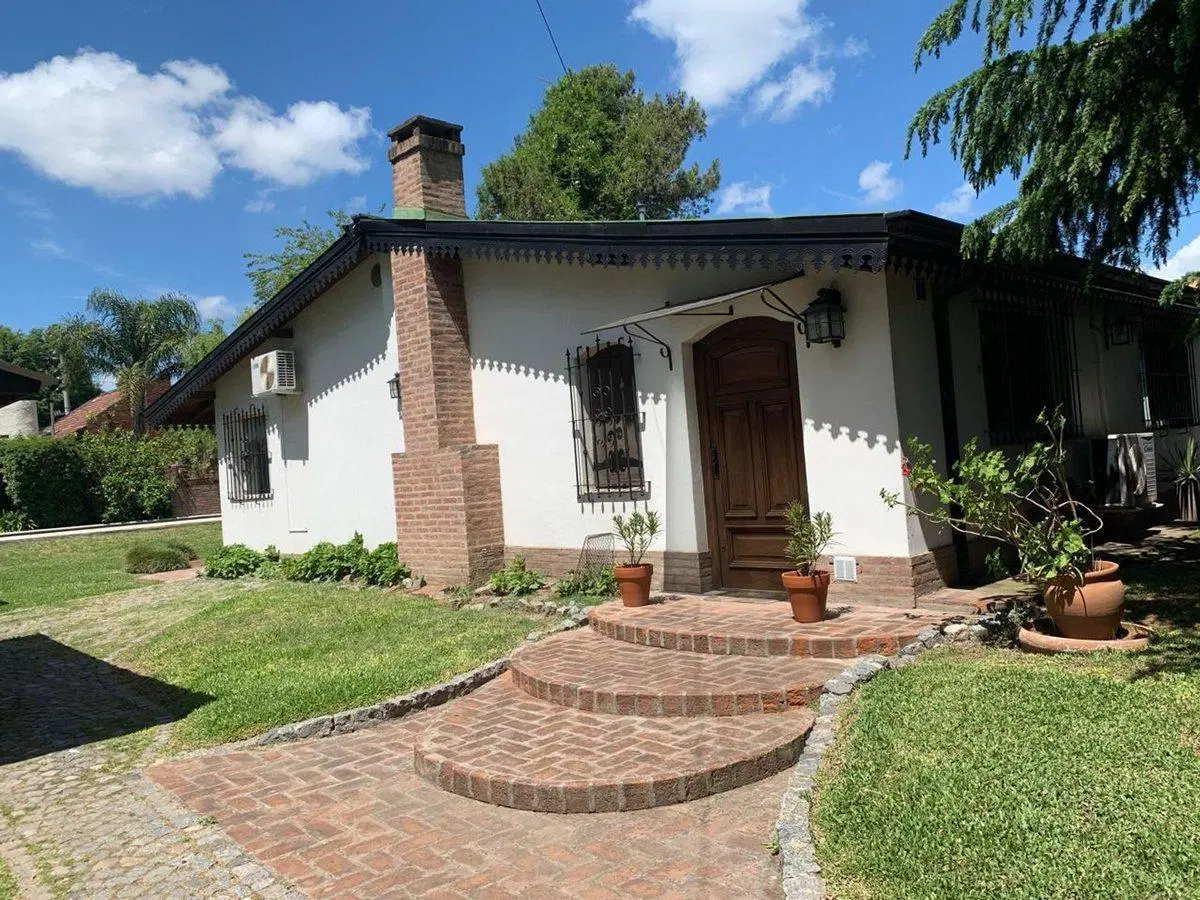 VENTA CASA 4 AMBIENTES EN DE VICENZO CHICO 2