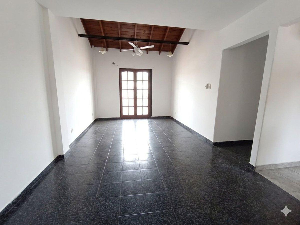VENTA CASA 4 AMB + 2 LOCALES MORON