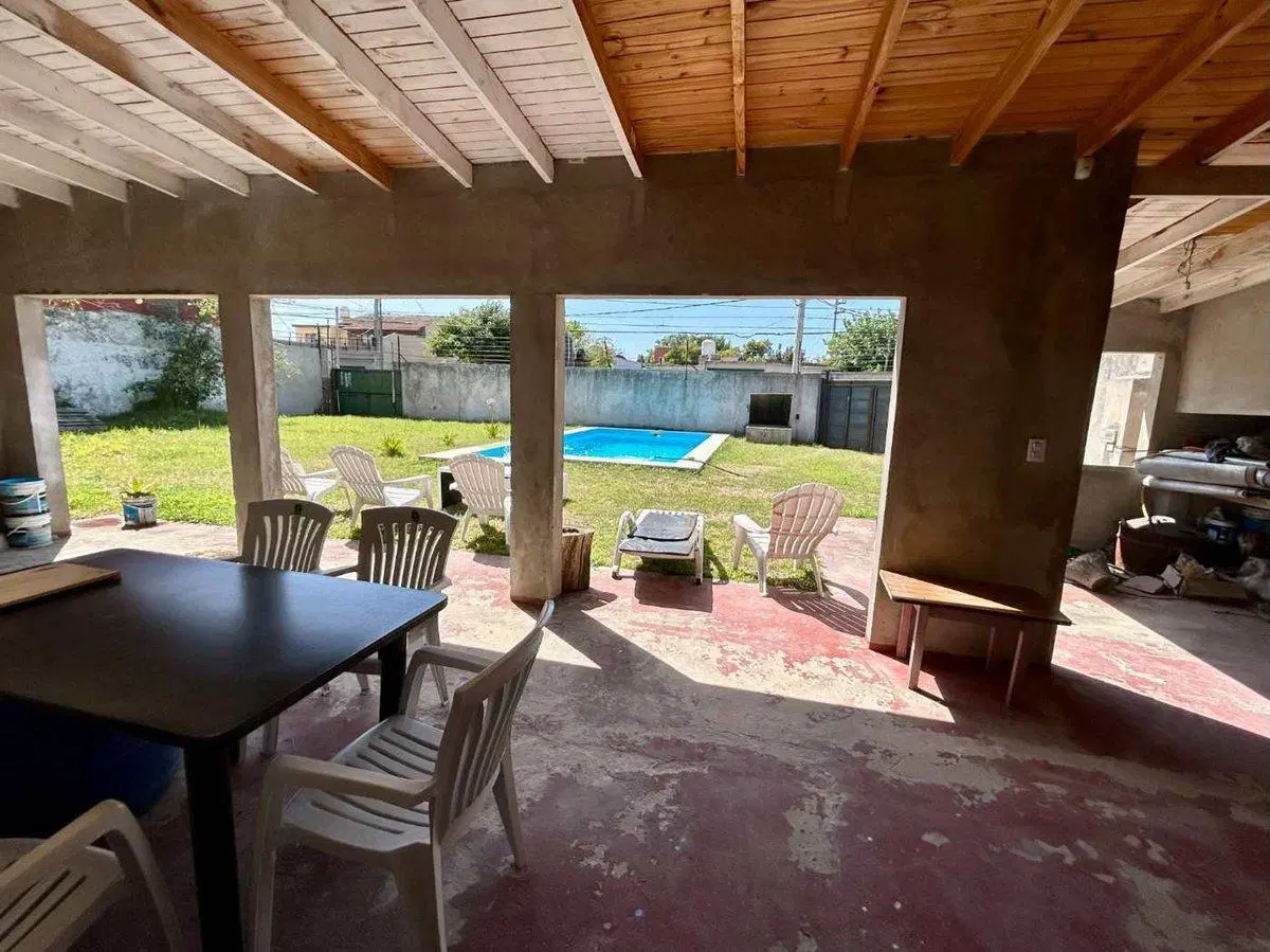VENTA LOTE CON QUINCHO Y PISCINA EN HURLINGHAM 4