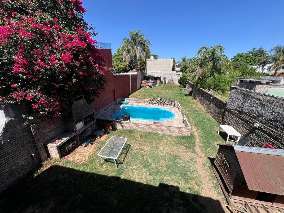 VENTA CASA 5 AMB CON PILETA - ITUZAINGO