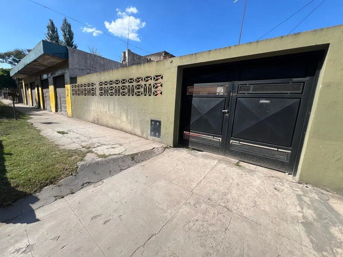 VENTA CASA 4 AMB CON COCHERA Y JARDIN  SAN MIGUEL 3