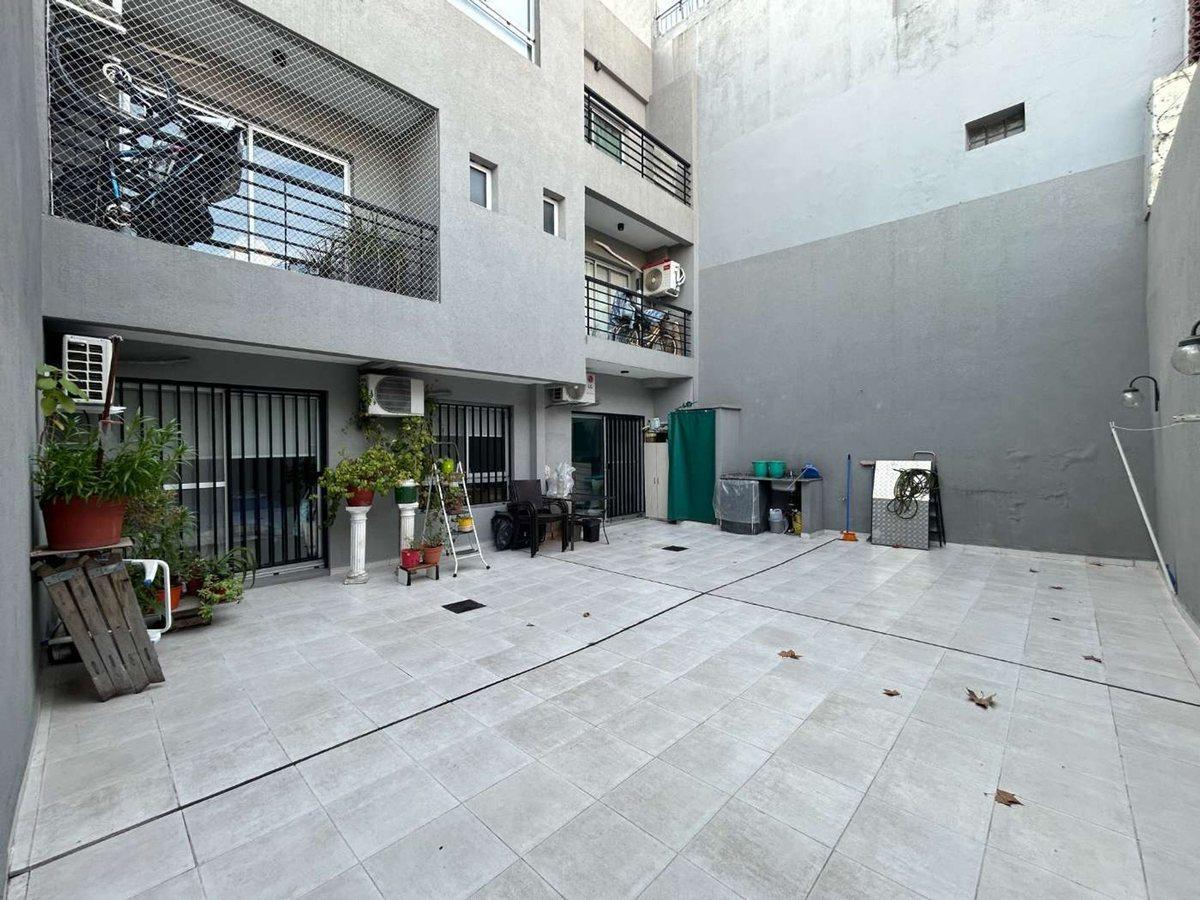 VENTA PH 4 AMB P.BAJA PATIO Y COCHERA V. URQUIZA
