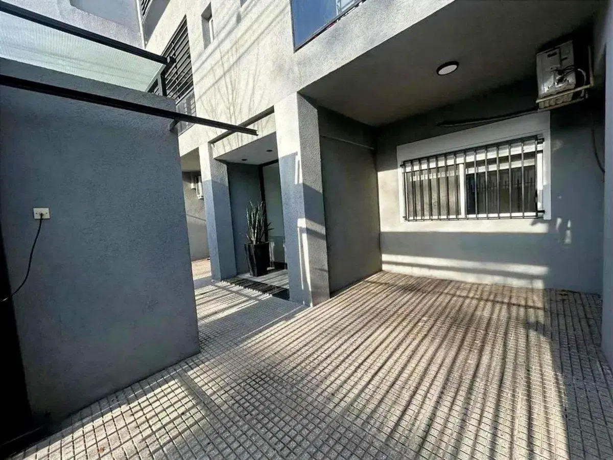 VENTA PH 4 AMB P.BAJA  PATIO Y COCHERA V. URQUIZA 4