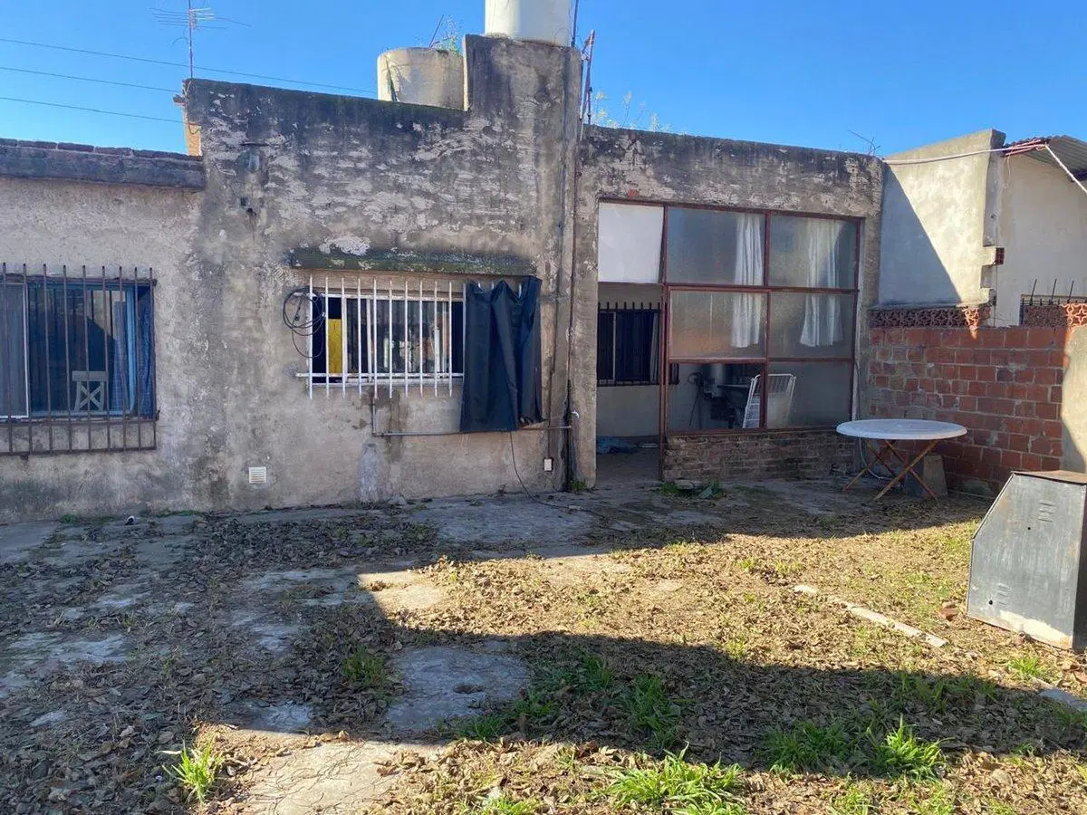 VENTA CASA 5 AMBIENTES + DPTO A REFACCIONAR JCP 5