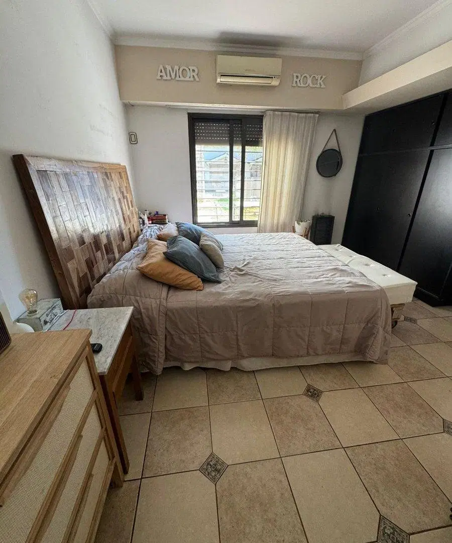 VENTA CASA 5 AMB CON QUINCHO Y PILETA-CASTELAR SUR 5