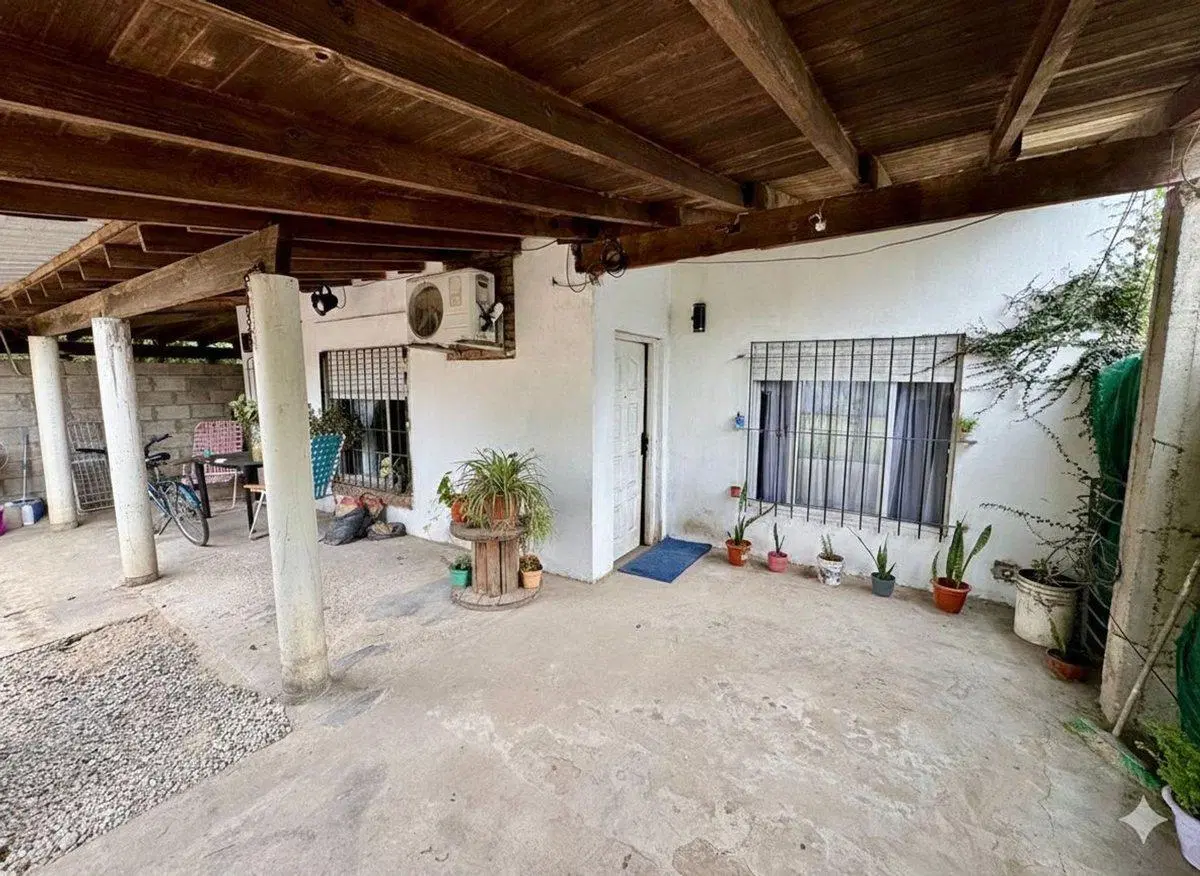 VENTA/ PERMUTA CASA 4 AMB. CON COCHERA - MORENO 8