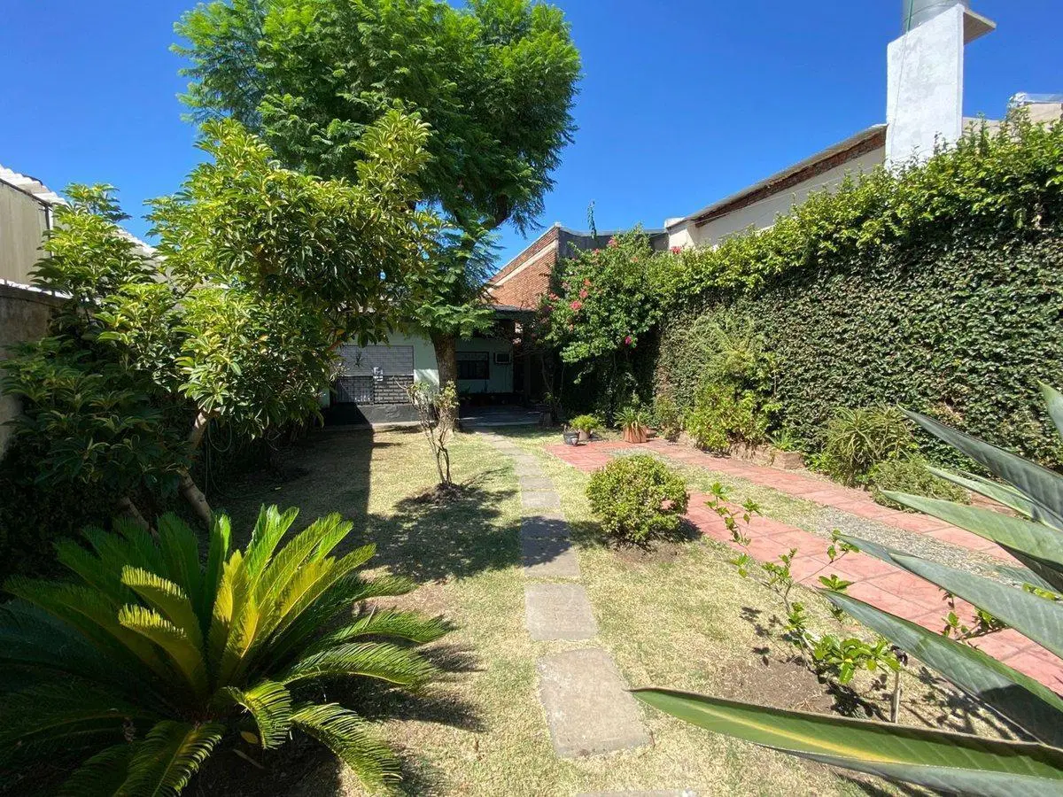 VENTA PH CASA MORON 3