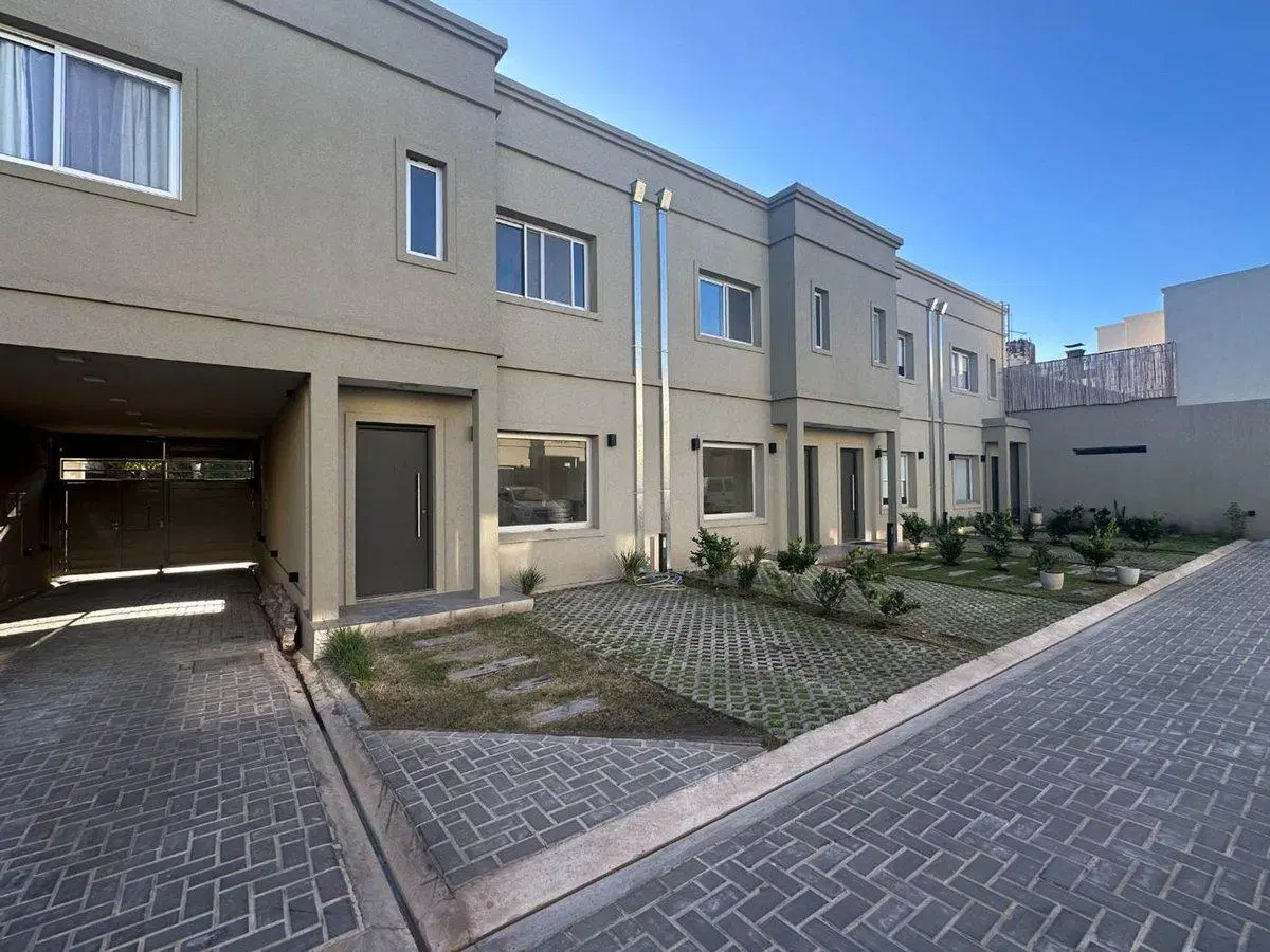 VENTA CASA 4 AMBIENTES HURLINGHAM BARRIO CERRADO 2