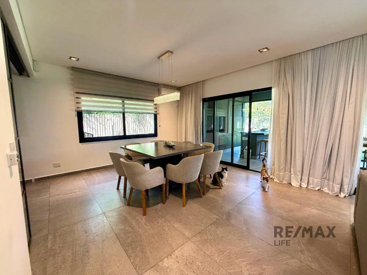 VENTA DE CASA EN BARRIO CERRADO CON PORTON 5