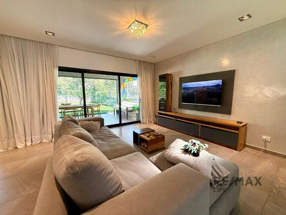 VENTA DE CASA EN BARRIO CERRADO CON PORTON 4