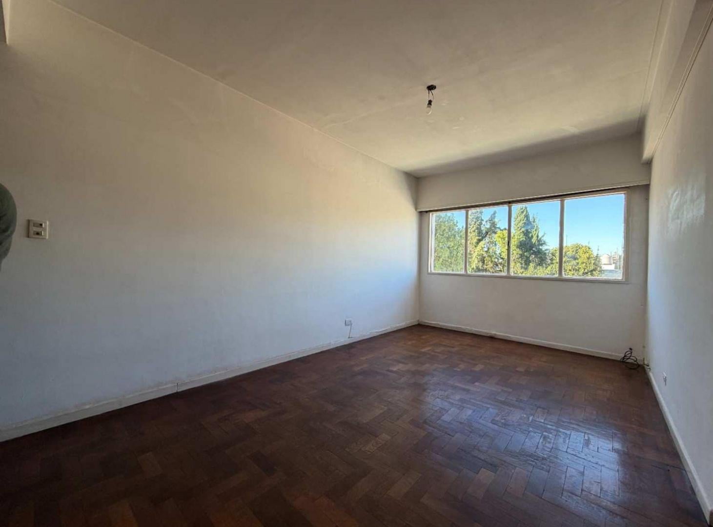 VENTA DEPTO 4 AMB 2° PISO POR ESCALERA - VERSALLES