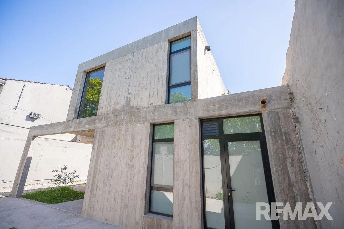 VENTA DE  CASA EN BARRIO CERRADO CON PORTON 3