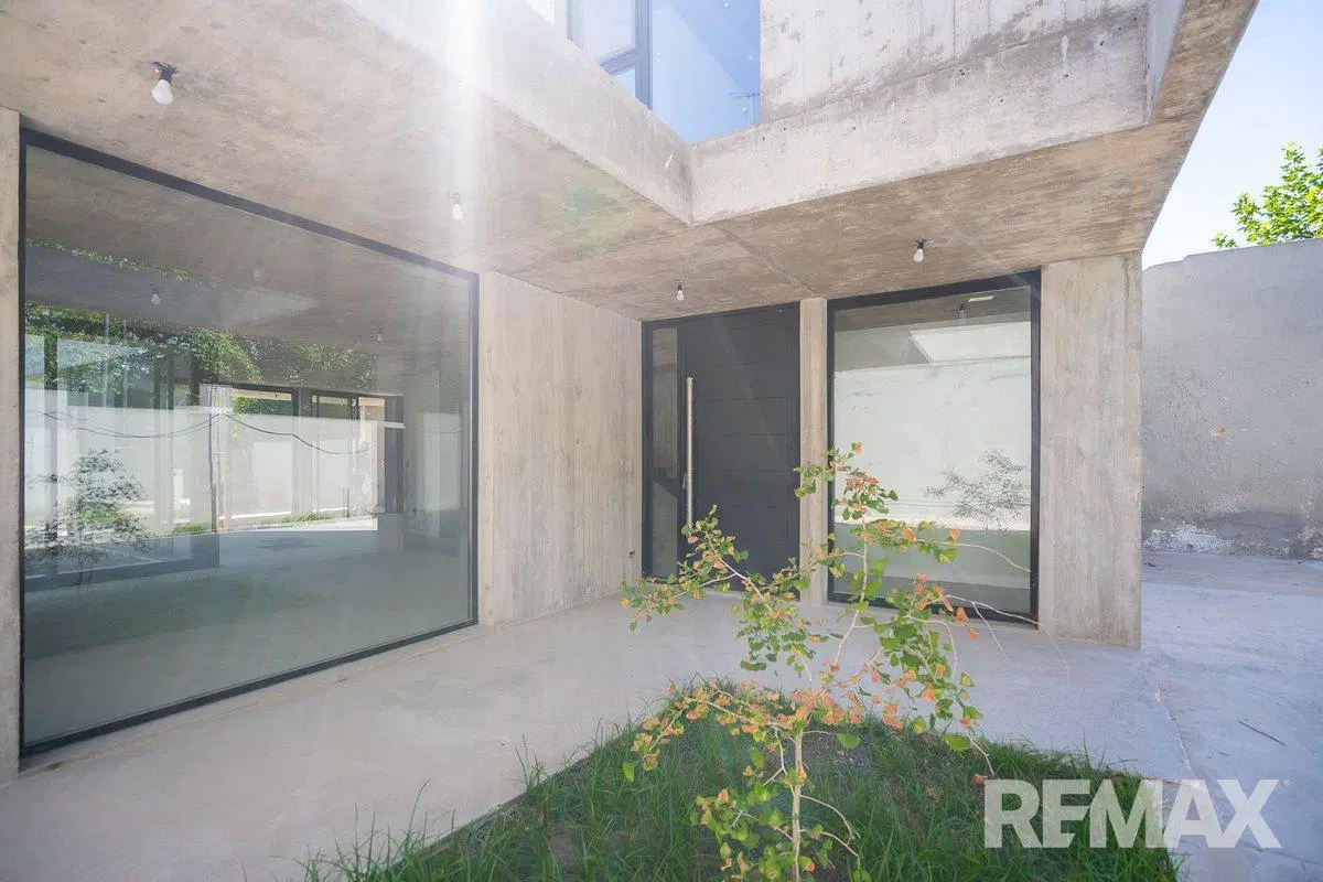 VENTA DE  CASA EN BARRIO CERRADO CON PORTON 5