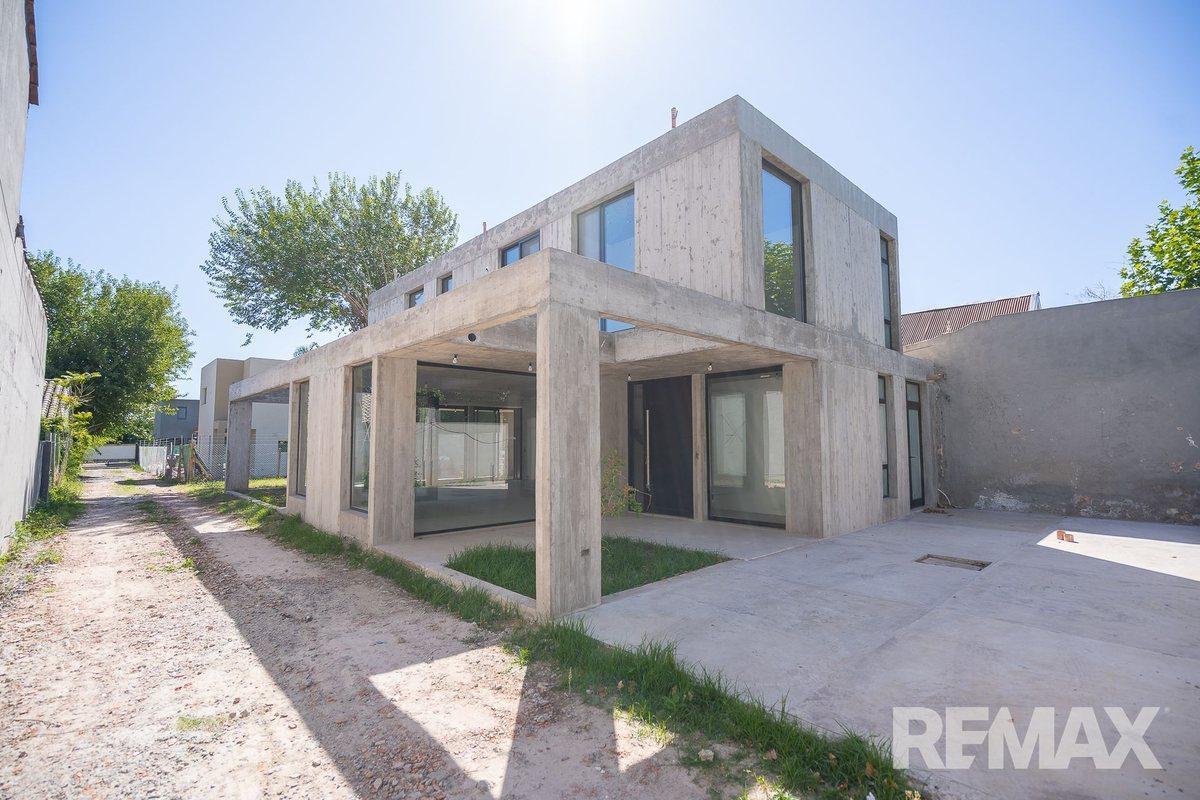 VENTA DE CASA EN BARRIO CERRADO CON PORTON