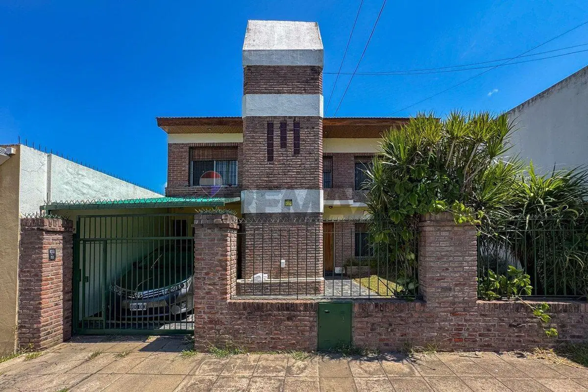 VENTA CASA 4 AMB C/PILE Y QUINCHO EN LOPEZ CAMELO 2