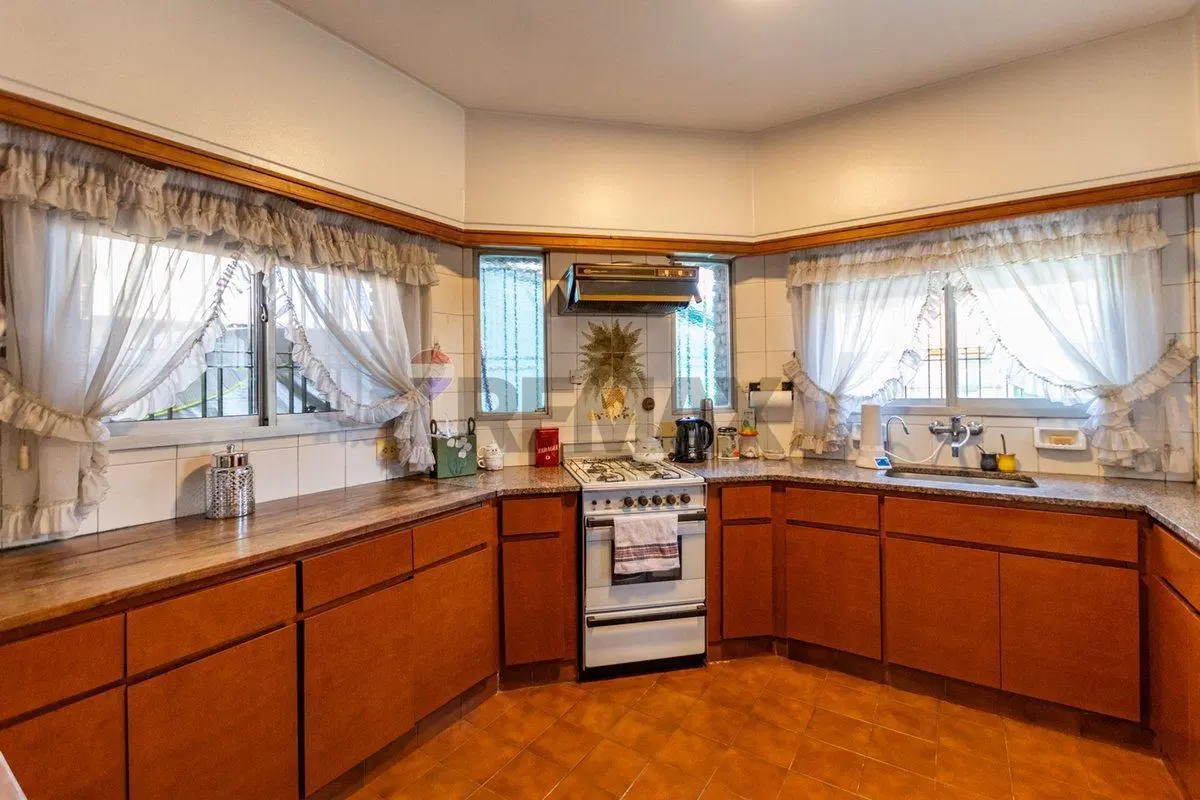 VENTA CASA 4 AMB C/PILE Y QUINCHO EN LOPEZ CAMELO 5
