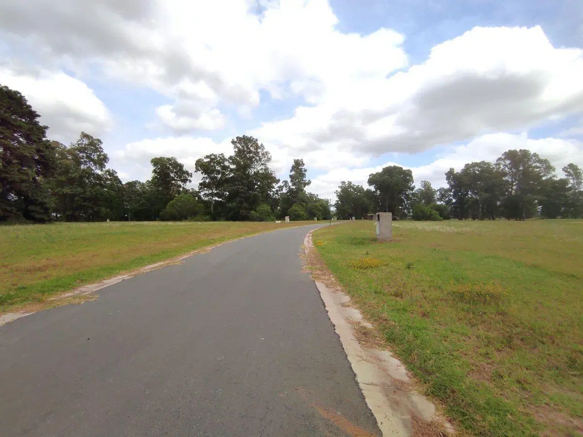 VENTA LOTE 1800 M² B° PINARES GOLF COUNTRY & CLUB 2