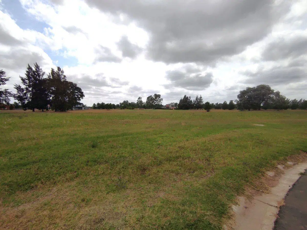 VENTA LOTE 1800 M² B° PINARES GOLF COUNTRY & CLUB 4
