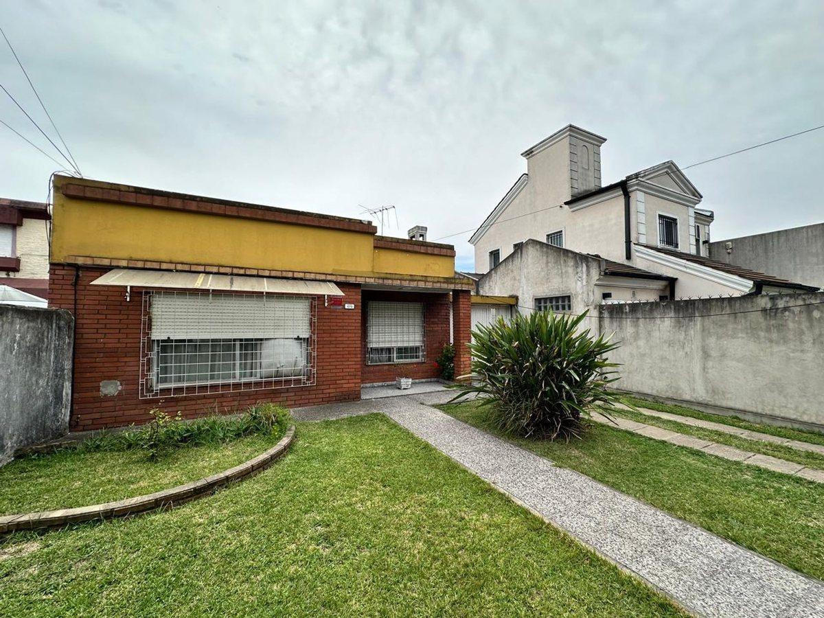 VENTA CASA 4 AMBIENTES CON JARDÍN EN CASTELAR