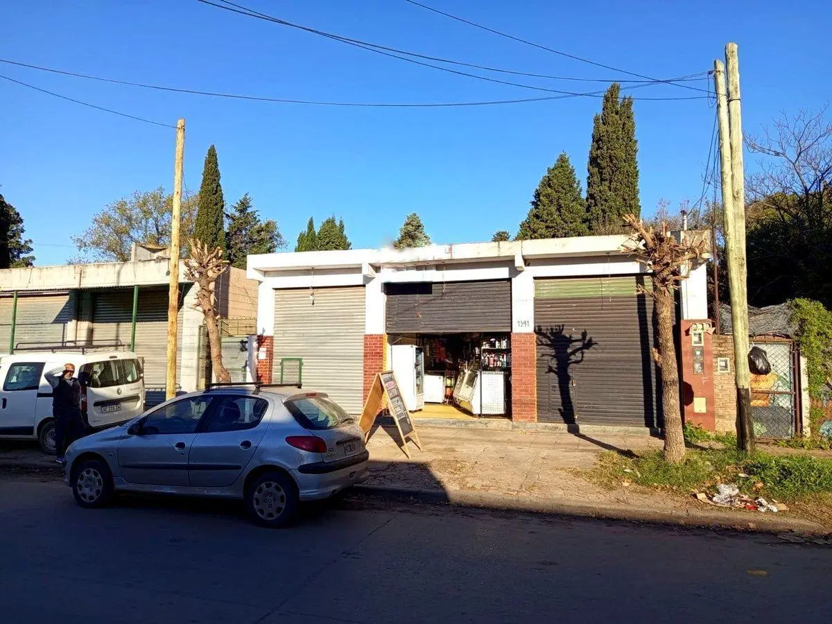 VENTA CASA 2  AMBIENTES + 3 LOCALES JOSE C PAZ 2